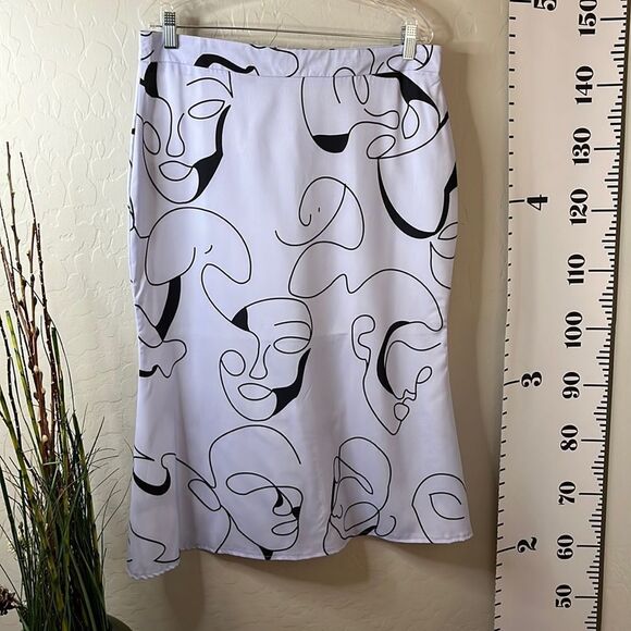 SHEIN Curve drama face print skirt back zipper half lined flared bottom Size 1X - Picture 2 of 11